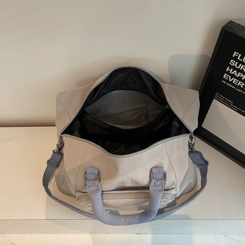 Large capacity expandable duffel bag for gym and travel