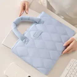Quilted polyester padding of the laptop sleeve