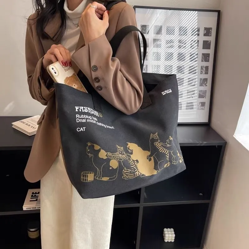 Japanese minimalist canvas tote used for daily commute with laptop